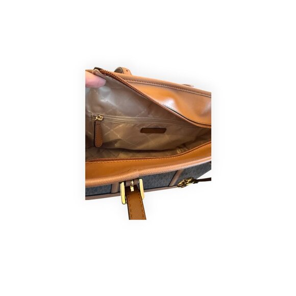 Michael Kors Signature Tote – Iconic Style & Everyday Function - Picture 5 of 5